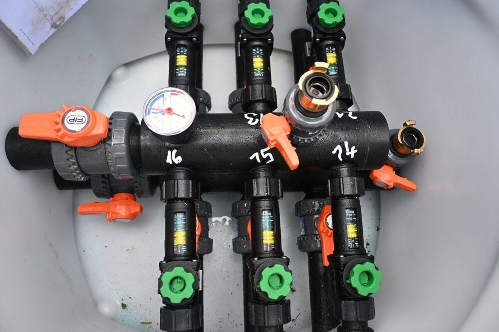 Die Verbindungsleitungen wurden in Gräben in einer Tiefe von ca. 1,8 m unter Terrain im Sandbett verlegt. Blick in einen Schacht mit einem Kunststoff-Soleverteiler.